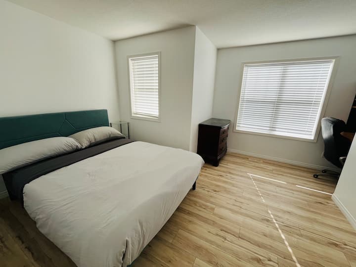 Shijo një dhomë gjumi të dytë me diell dhe të ndritshme në katin e 2-të, me dritare të mëdha të bukura dhe një stacion pune të integruar. Dysheme krejt të reja