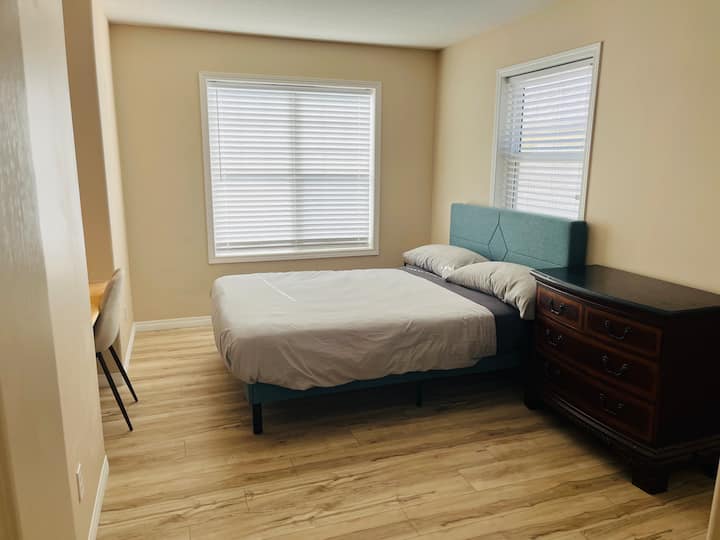 Shijo një dhomë gjumi të tretë të gjerë dhe me diell në katin e dytë me dritare të mëdha të këndshme dhe stacion pune të integruar. Dysheme të reja.