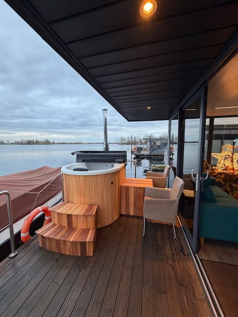 Houseboat 12 x 5 meter with sauna and hottup