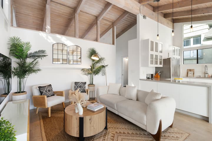Luxe Retreat Steps To Beach & Shops | Free Parking - Manhattan Beach, CA