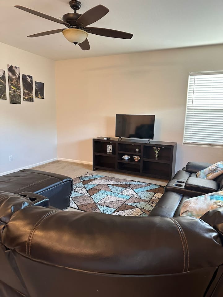 Contemporary, Spacious Home - Casa Grande, AZ