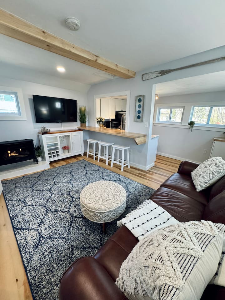 Моля, обърнете внимание, че въпреки че не се вижда ясно тук, има ЕДНО СТЪПАЛО нагоре към всекидневната от кухнята. 