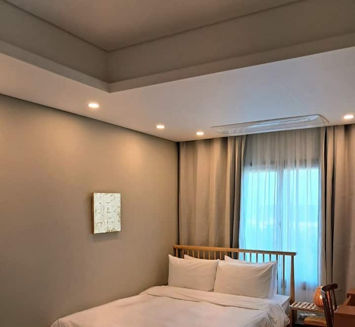 ห้องนอนที่ใหญ่ที่สุด
เครื่องปรับอากาศติดเพดาน
ตู้เสื้อผ้าภายในห้องน้ำส่วนตัว
โต๊ะเครื่องแป้ง (ไดร์เป่าผม/ห้องพักแต่ละห้อง)
ผ้าม่านบล็อกแสง (ห้องนอนทั้ง 3 ห้อง)