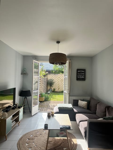 Bright and cozy apartment with garden