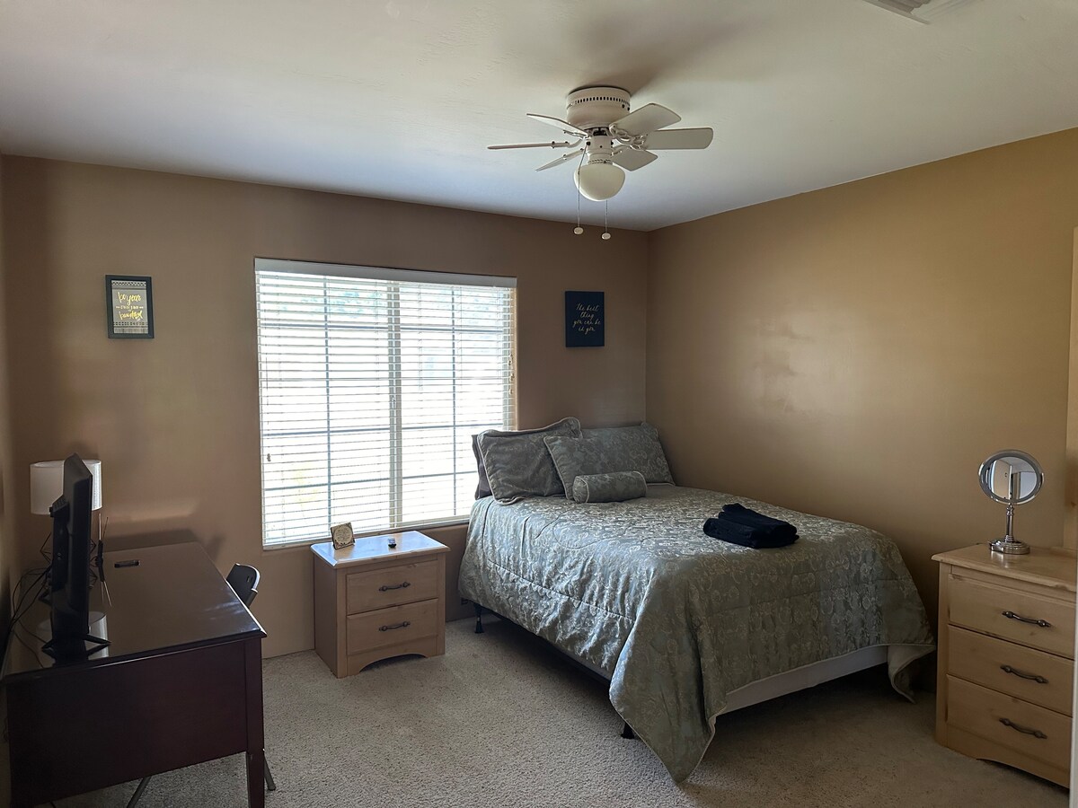 Самостоятелна спалня с телевизор, интернет, бюро, скрин и вентилатор. 
*Чисто ново легло в цял размер