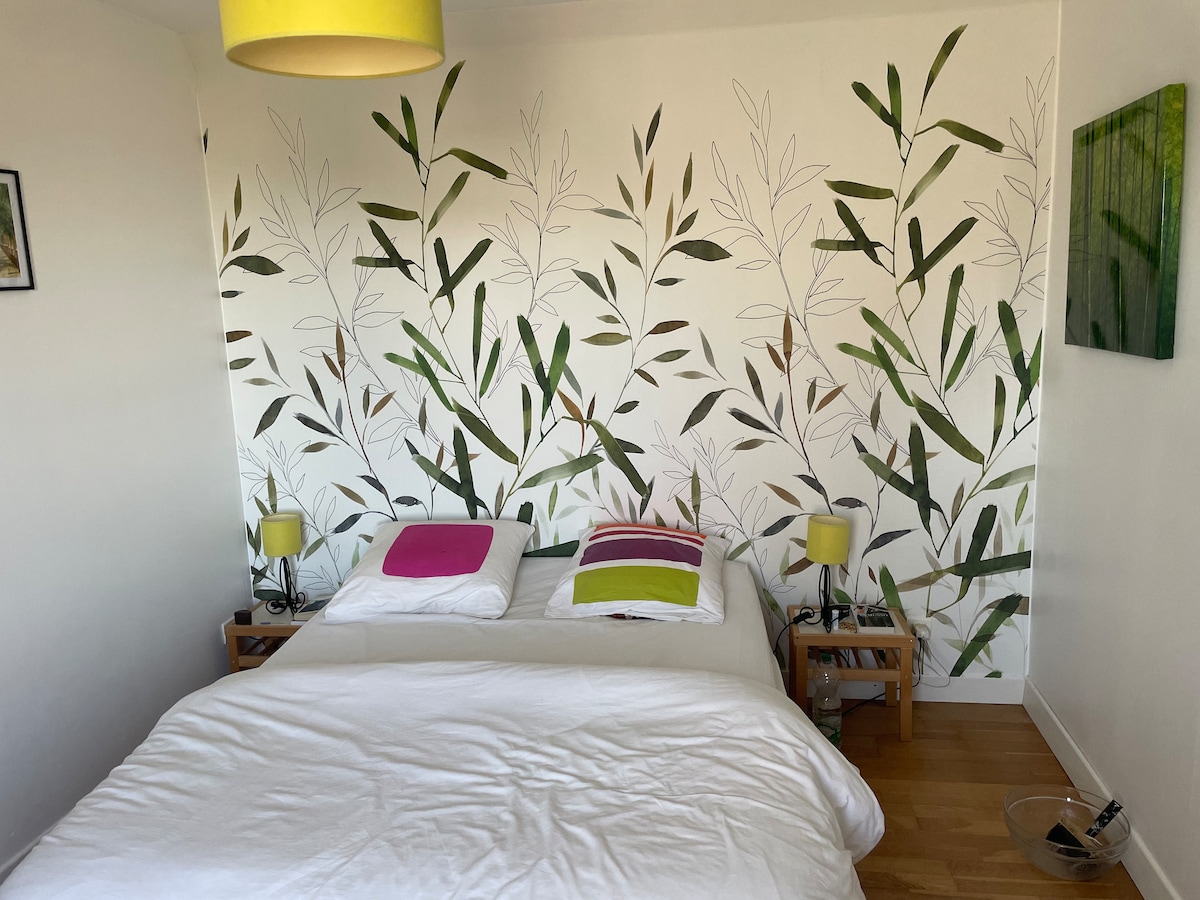 Habitación principal situada encima de la sala de estar . Baño contiguo,  aseo independiente y habitación infantil acceso directo por pasillo 