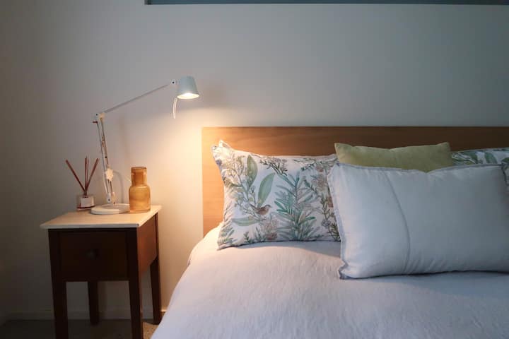 חדר שינה ראשי שליו ומרגיע עם מיטת קווין סייז 