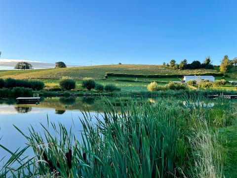 New ! Design house nestled among 10 ponds, 6-8 p