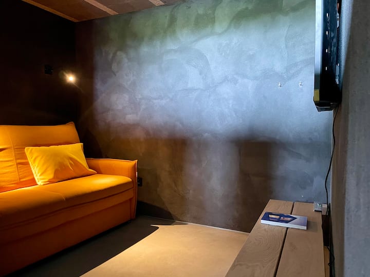 Телевизиска соба, простор од 6 м2, одделена од дневната соба со густа кожа која виси.
Многу удобен кауч на спуштање (дебелина на душекот, 17 см)