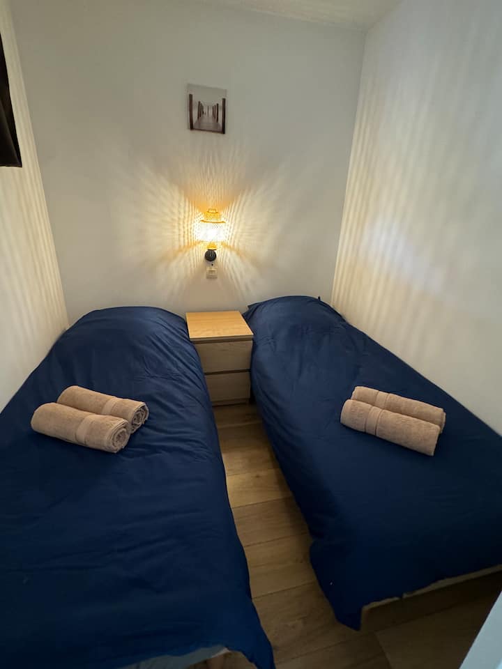 Spavaća soba s dva odvojena kreveta koji se mogu spojiti u veliki bračni krevet.