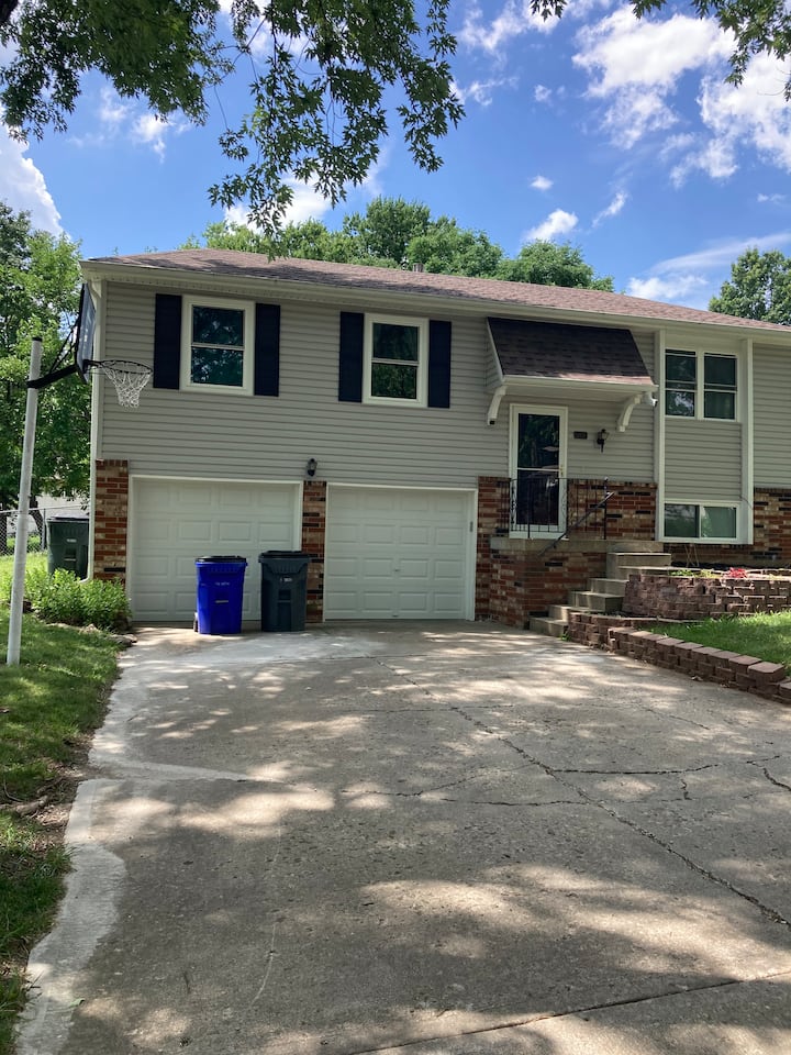 Home With Ping Pong Table And Deck - Olathe, KS