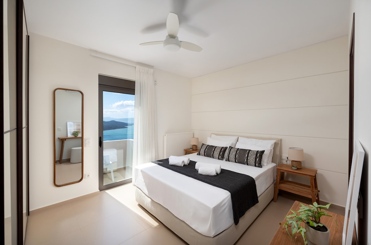 Საწოლი არის 1.60 X 2.00 მეტრი  ან    63 X 79 სანტიმეტრი 