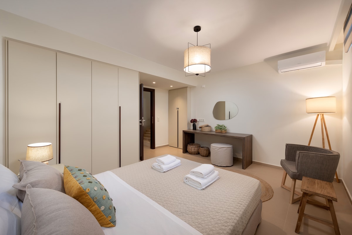 Საწოლი არის 1.50 X 2.00 მეტრი  ან    60 X 79 სანტიმეტრი 