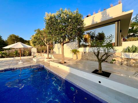 Stylish luxury 6 bedroom villa near Sitges