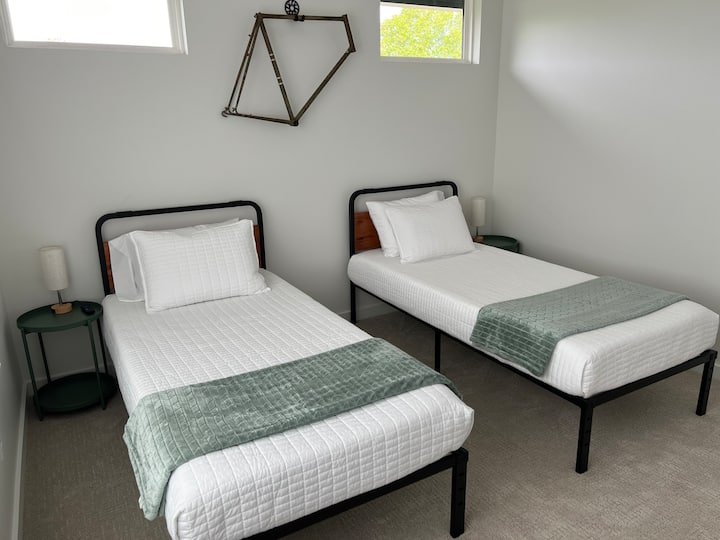 Chambre d'amis à l'étage avec 2 lits jumeaux XL et télévision connectée