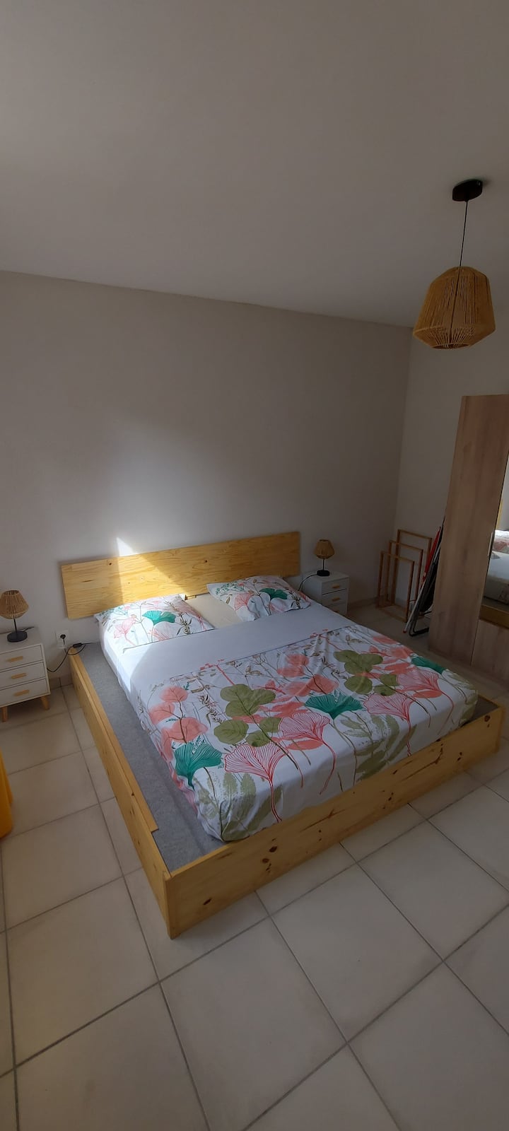 chumba kilichofungwa, chenye kiyoyozi, televisheni