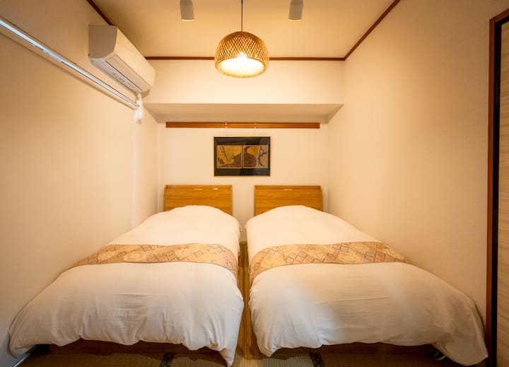 יש 2 מיטות יחיד.זה סוג של קומה נמוכה.