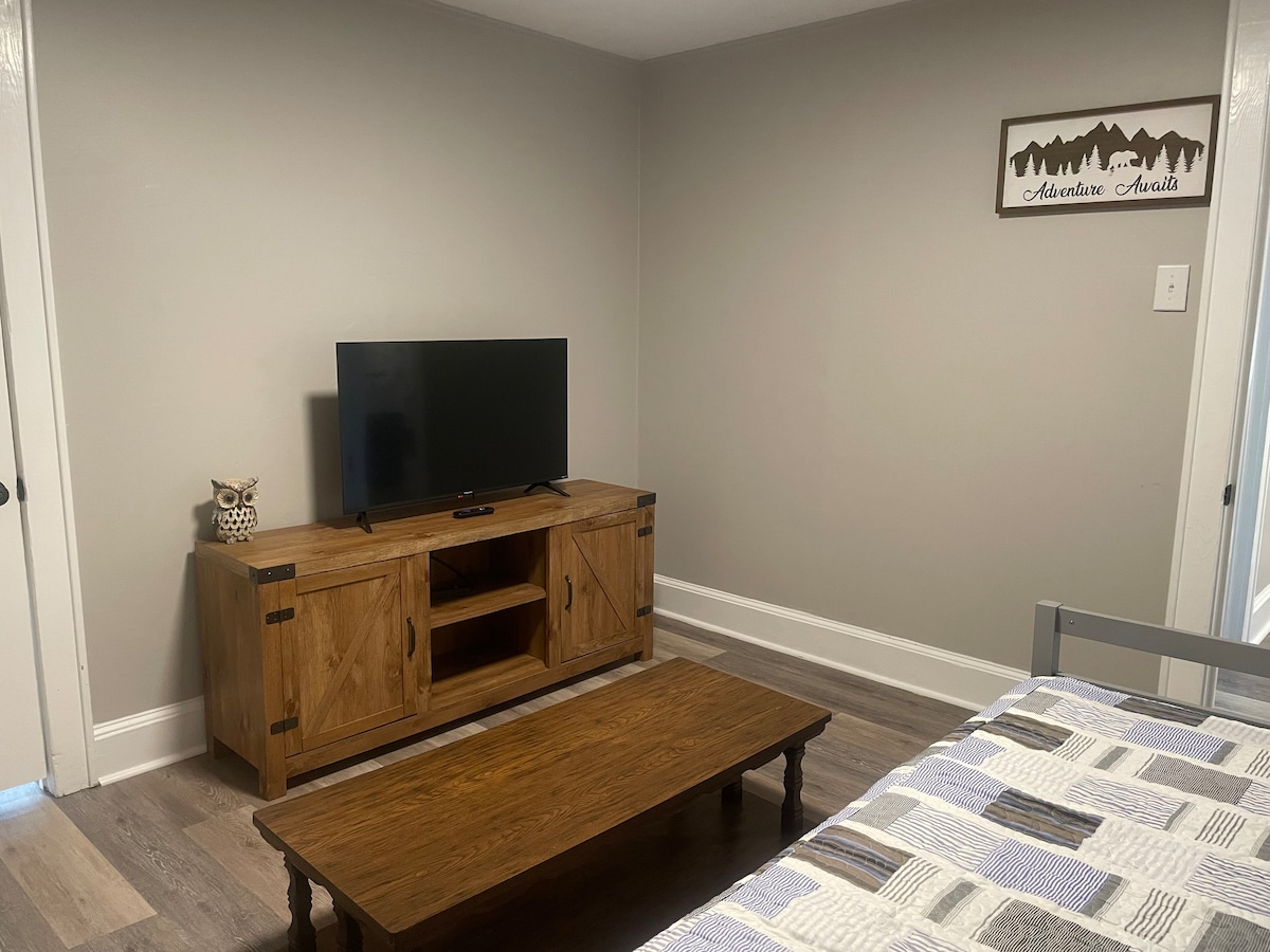 Roku TV
מצעים וכריות נוספים נמצאים בתוך מעמד הטלוויזיה