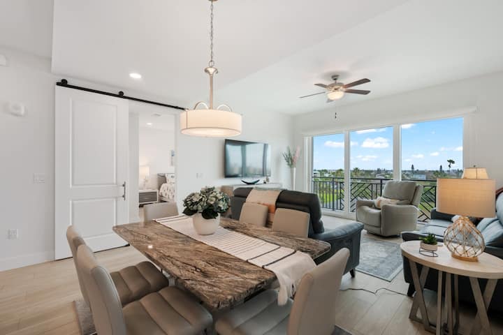 Luxury Condo At The Harbor, Madeira Beach - Madeira Beach, FL
