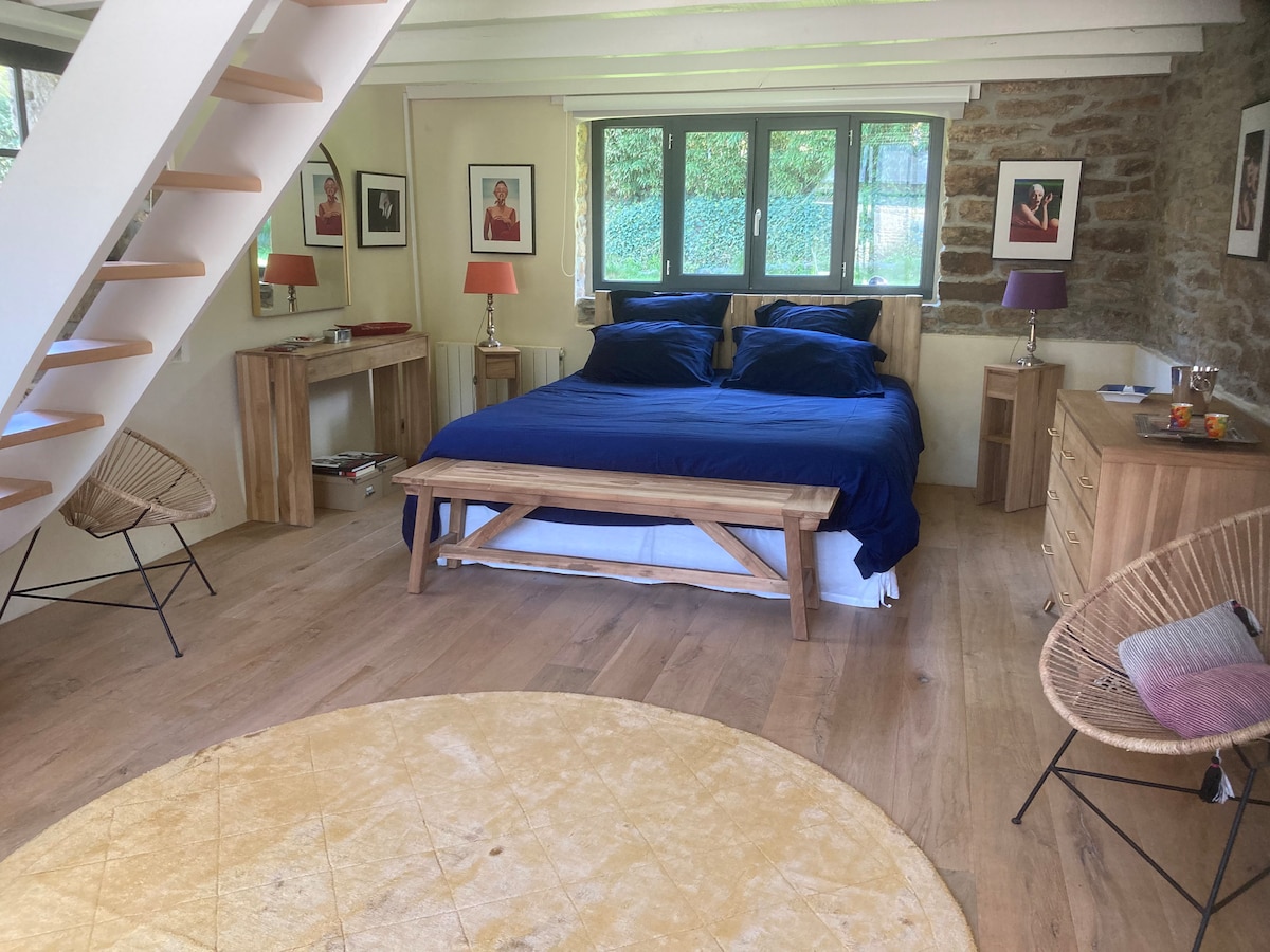 Kerjava: תיהנו מהנוחות יוצאת הדופן של החדר הזה, מצעים, תמונות אמנותיות ונופים לבריכה.
גרם מדרגות שעולה לחדר השינה בקומת הביניים.