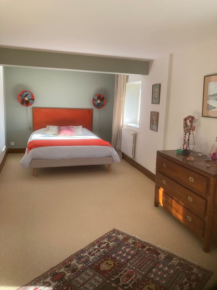 Kercilou: პრემიუმ-კლასის თეთრეული Queen ‑ ის ზომის ამ საძინებელში, პირველ სართულზე მდებარე მთავარ აპარტამენტში.