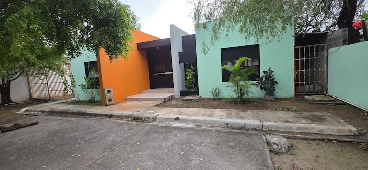 Large house with 5 bedrooms and a pool for business travelers