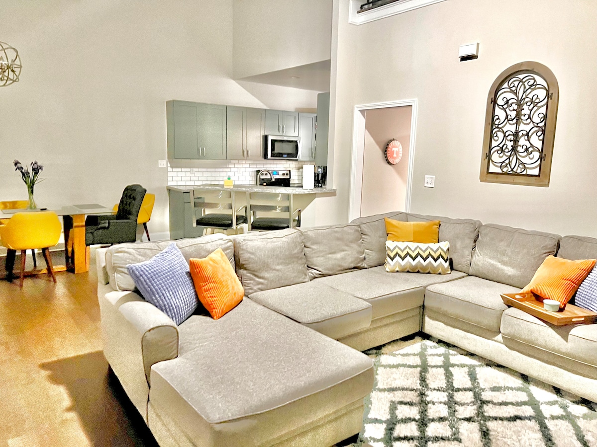 Popular Airbnb listing: Stay-Grill-Relax! Urban Oasis 8min to UT & Neyland in Knoxville