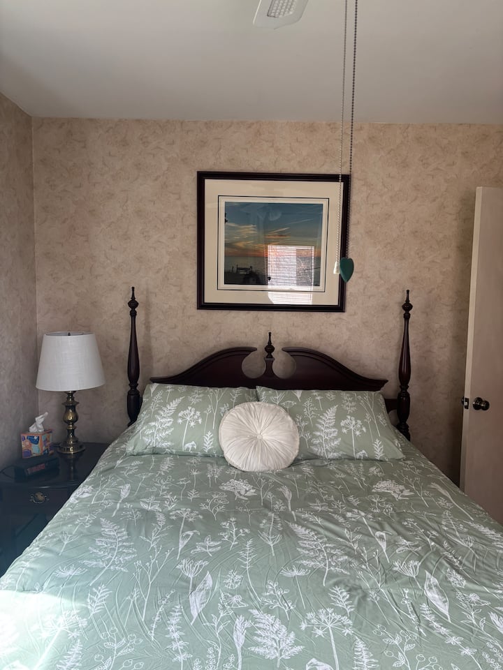 Nouveau lit Queen Size et table de chevet. Nouvelle fenêtre à l'arrière pour profiter de l'arôme des raisins d'août à octobre. Des oreillers et des couvertures supplémentaires sont dans le placard ainsi que des coussins pour le canapé et deux chaises dans le patio.