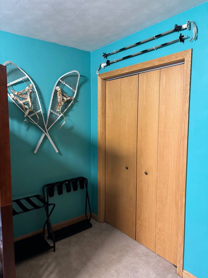 Déco de raquettes et de poteaux. Deux porte-bagages se sont ajoutés. Grand placard éclairé avec de nombreux cintres, panier à linge, couvertures supplémentaires, oreillers et lit pour bébé portable avec draps.