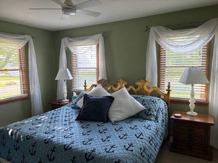 Nouveau matelas king size et oreillers. Télévision connectée pour le plaisir. Placard, climatisation de fenêtre en été.