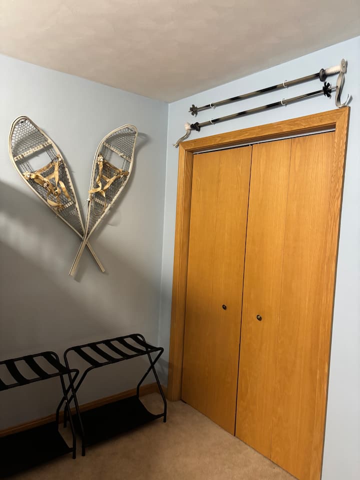 รองเท้าลุยหิมะและของตกแต่งเสา ตู้เสื้อผ้าที่มีไฟส่องสว่างพร้อมหมอน ผ้าห่ม ตะกร้าซักผ้า ไม้แขวนเสื้อ และเตียงเด็กพร้อมผ้าปูที่นอน ชั้นวางกระเป๋าเดินทาง 2 ชั้น และมีลิ้นชัก 3 ลิ้นชักใต้เตียง 2 ชั้น