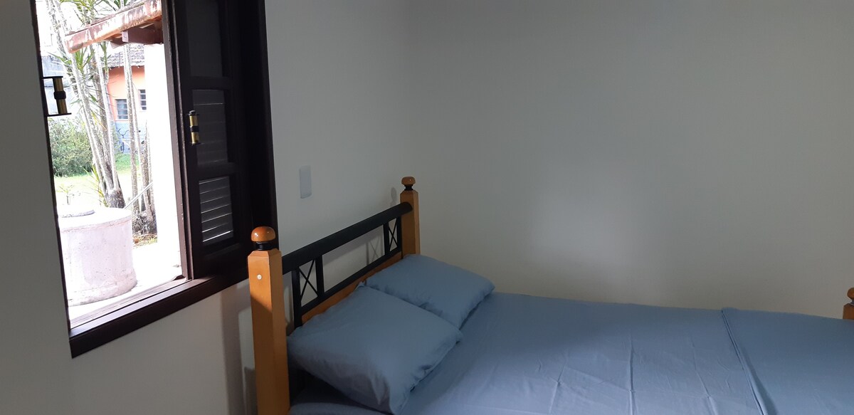 Apartmán pre rodinu a skupiny. Apartmán má manželskú posteľ, rozkladaciu pohovku a 3 poschodové postele z masívneho dreva.  Posteľná bielizeň v cene.                                               