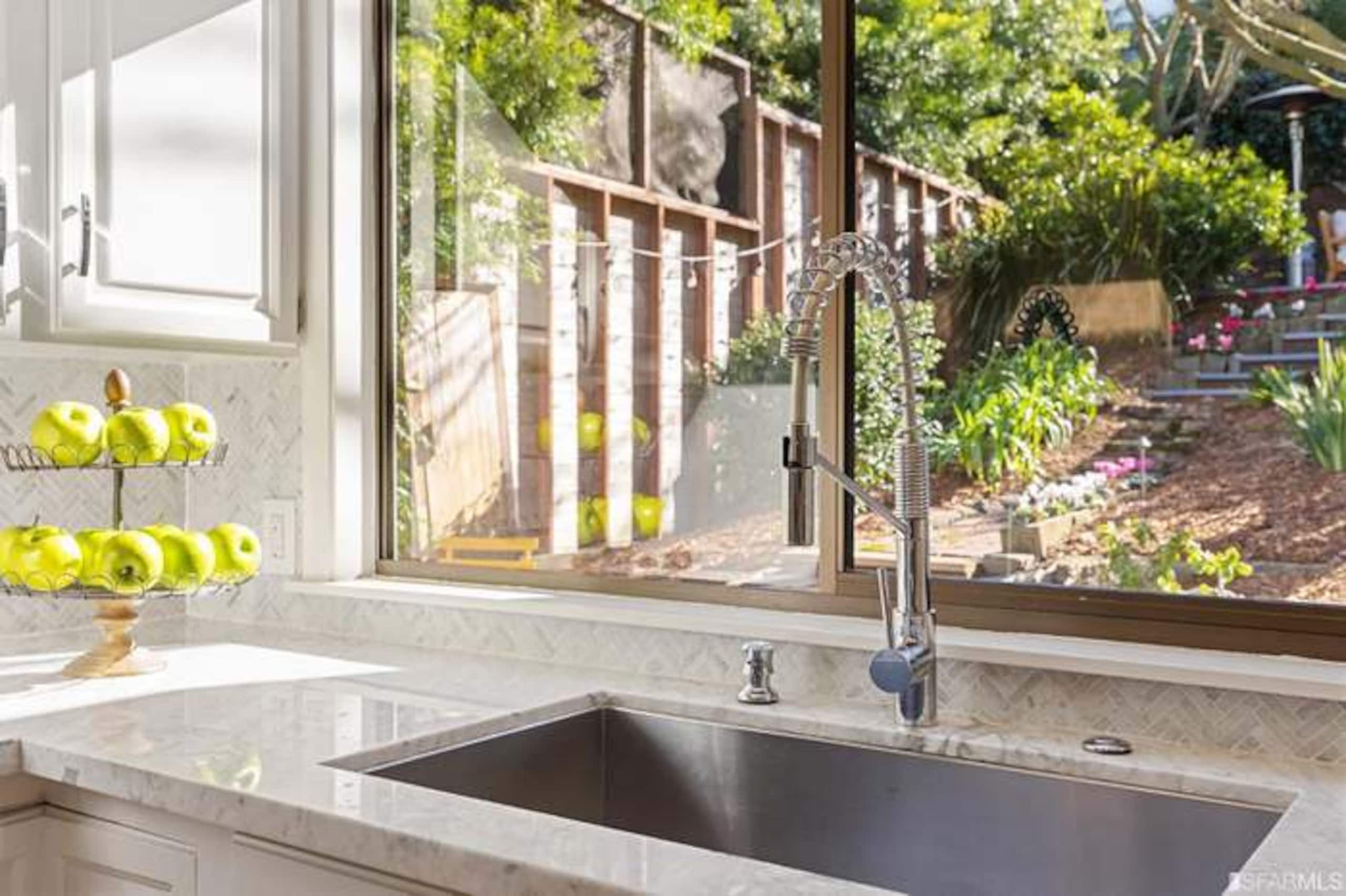 Home in San Francisco · ★4.89 · 1 bedroom · 2 beds · 1 bath - Image 10