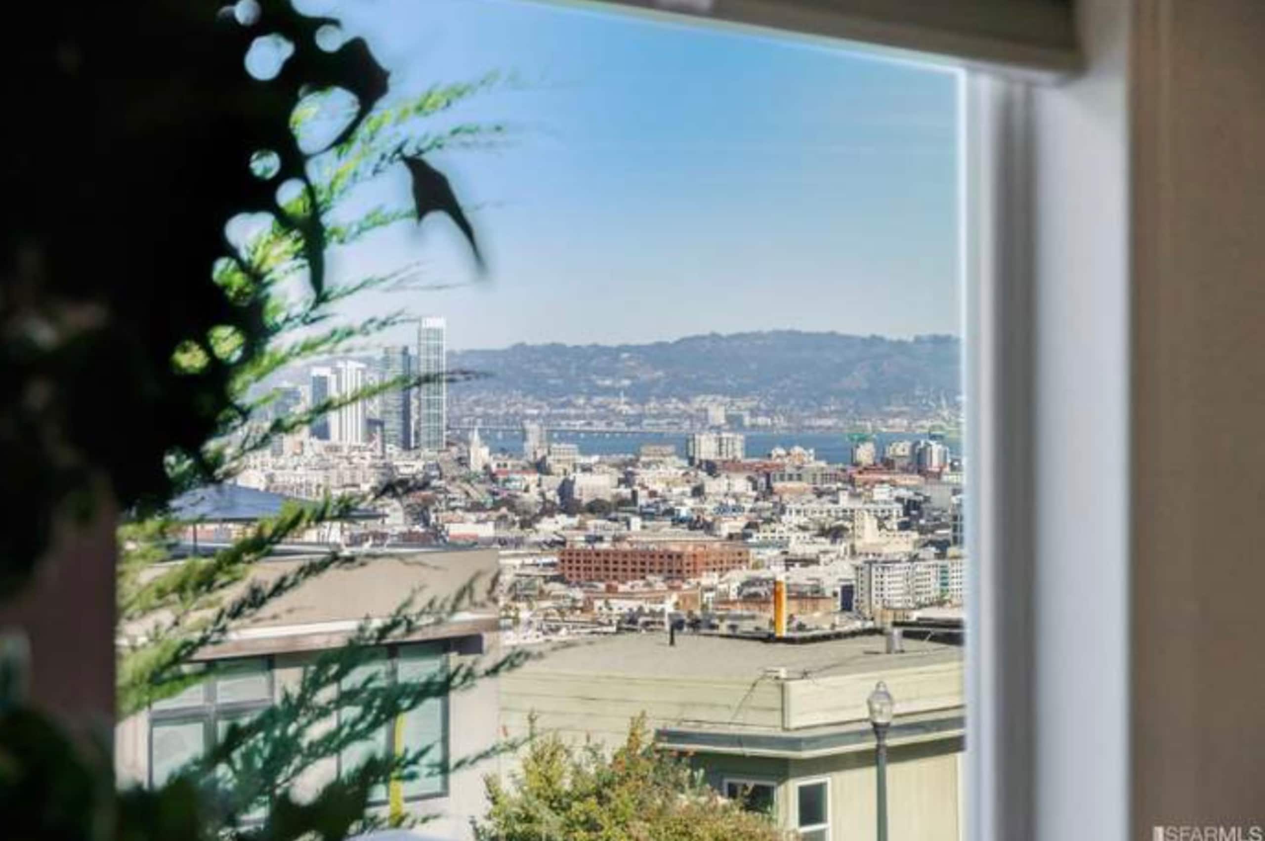 Home in San Francisco · ★4.89 · 1 bedroom · 2 beds · 1 bath - Image 5