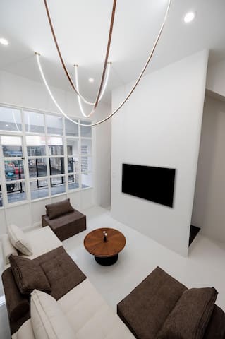 Modern Luxury Pool villa,heart in BKK,MRT,Ratchada gallery image 2