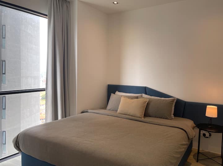 בחדר השינה השני יש מיטת קינג סייז עם חלון רחב ידיים.