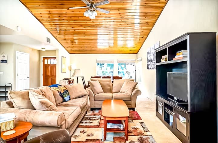 Classic Yosemite Cabin • Room For The Family - Groveland, CA