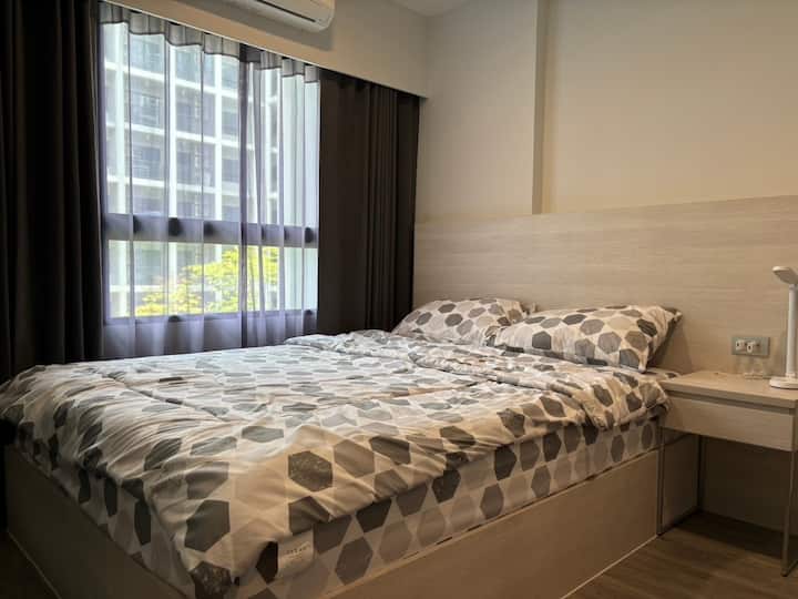 Cama tamaño queen con cubrecamas extra para dormir cómodamente.