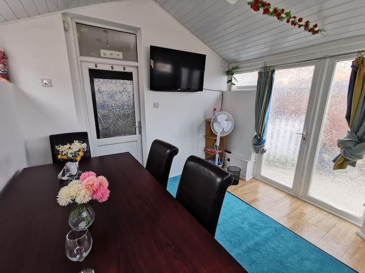 2 Bedroom Flat Next To University - Northampton