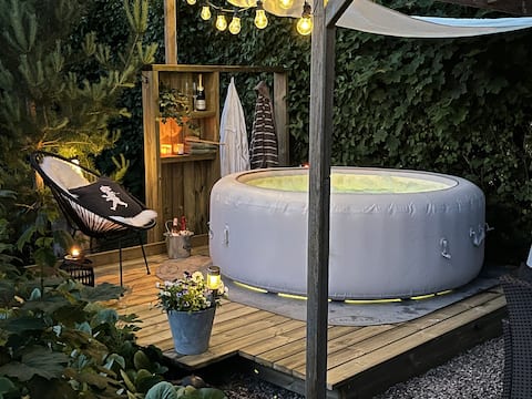 Family oasis with spa bath, game room and garden