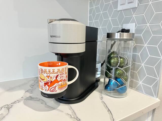 Modern 4BR House Near Downtown & Bishop Arts gallery image 5