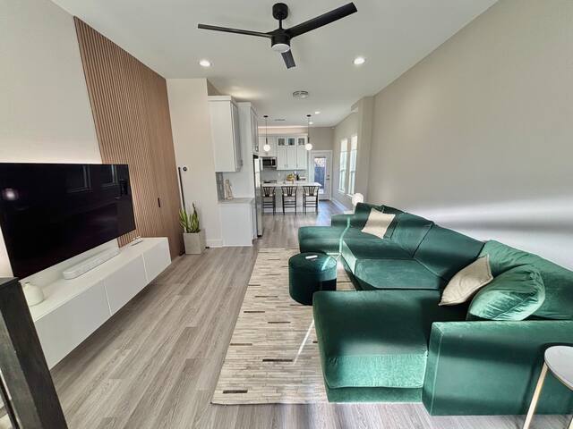 Modern 4BR House Near Downtown & Bishop Arts gallery image 2