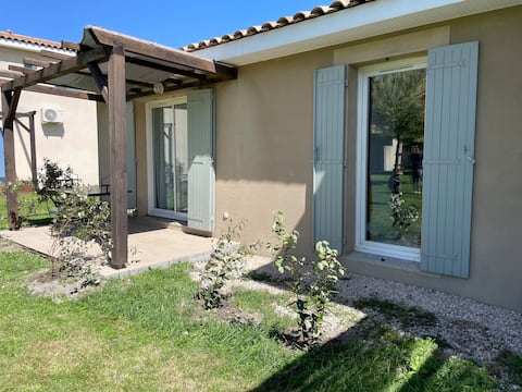 Single-story house – 2 bedrooms – 2 bathrooms – shared pool