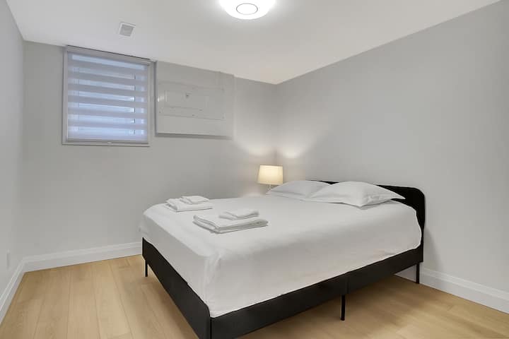 Deuxième chambre : lit queen size avec oreiller et couverture supplémentaires
