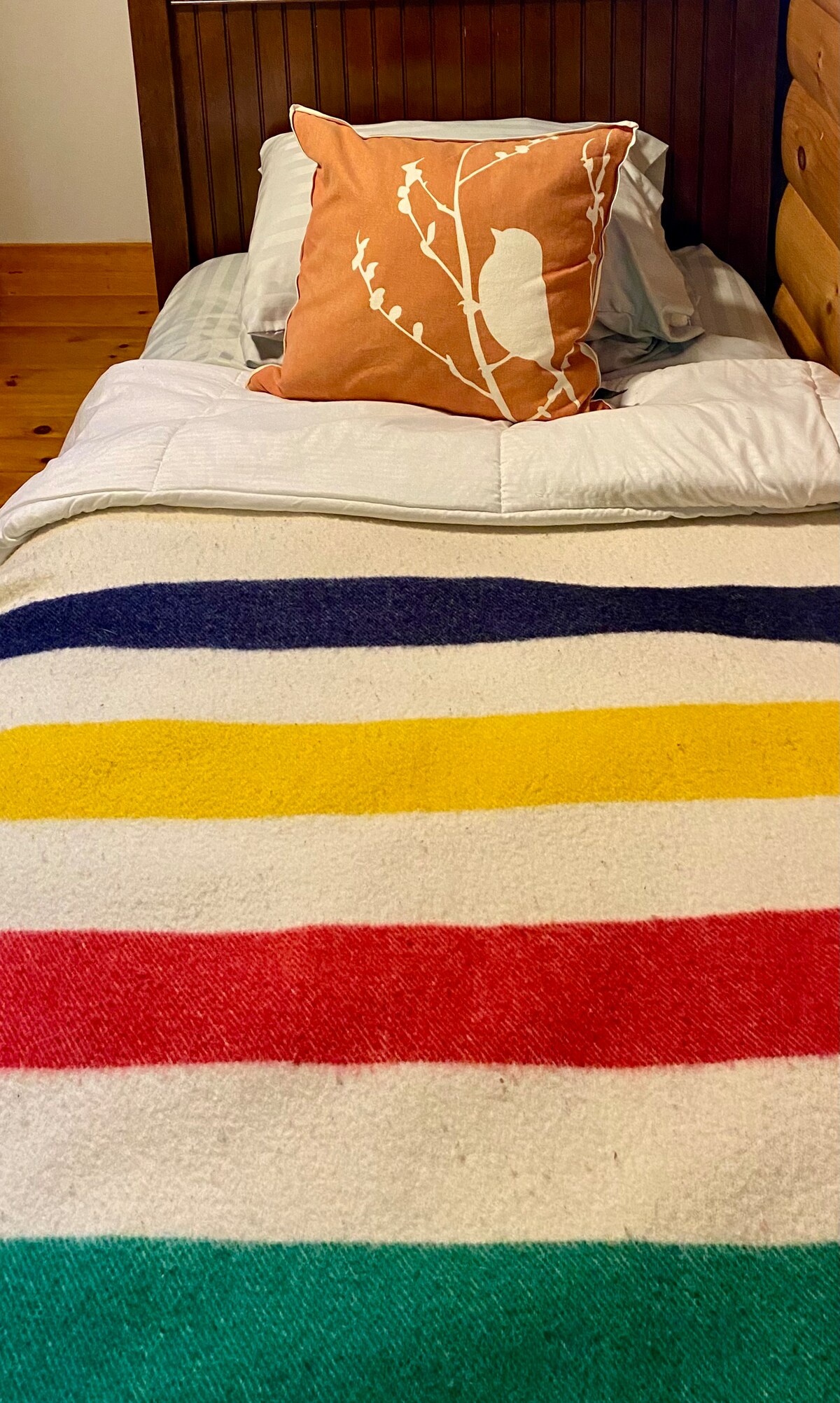 Chumba hiki cha kulala kiko kwenye ghorofa kuu kina kitanda chenye starehe (kitanda cha pili cha mtu mmoja kinateleza kutoka chini) kilicho na mashuka ya kifahari ya HBC, kabati la kujipambia, dari iliyopambwa, boriti iliyo wazi na feni ya dari. 