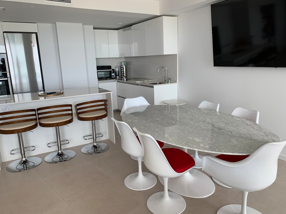 Annonce Airbnb populaire: Gran Canet Apt, Spa/Gym/Paddle tennis/2 pools/Piano. à Canet D'en Berenguer