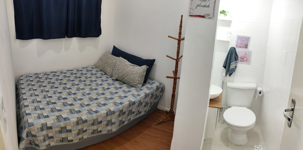 Cama doble con inodoro. 
Colgador de pie 