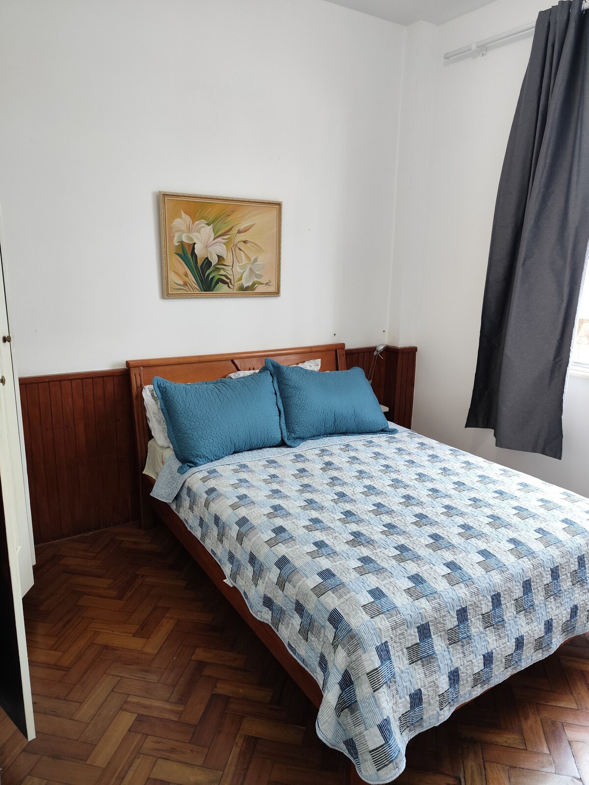 Cama matrimonial de madera 
ventilador de mesa
mantas 
almohadas
sábanas y almohada
toallas de baño y faciales 