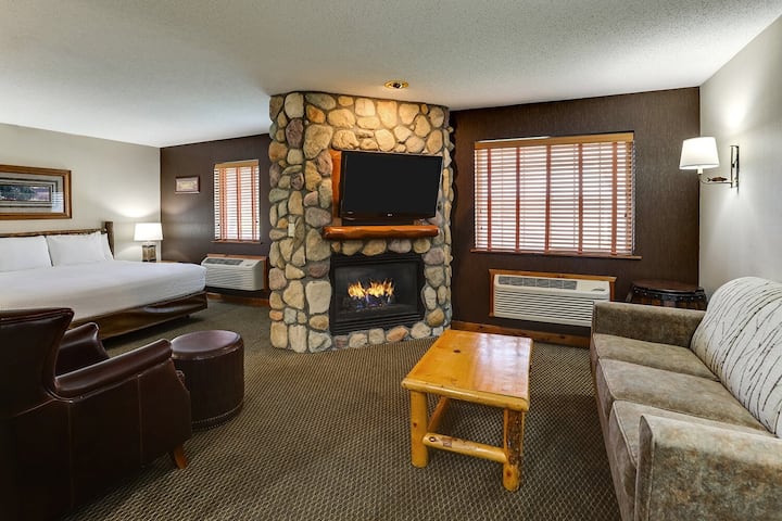 Warm Ambiance: Modern Amenities, Free Breakfast - Peoria, IL