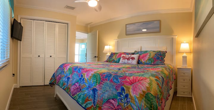 Dhomë gjumi me krevat dopio "king" dhe televizor me ekran të sheshtë 50"